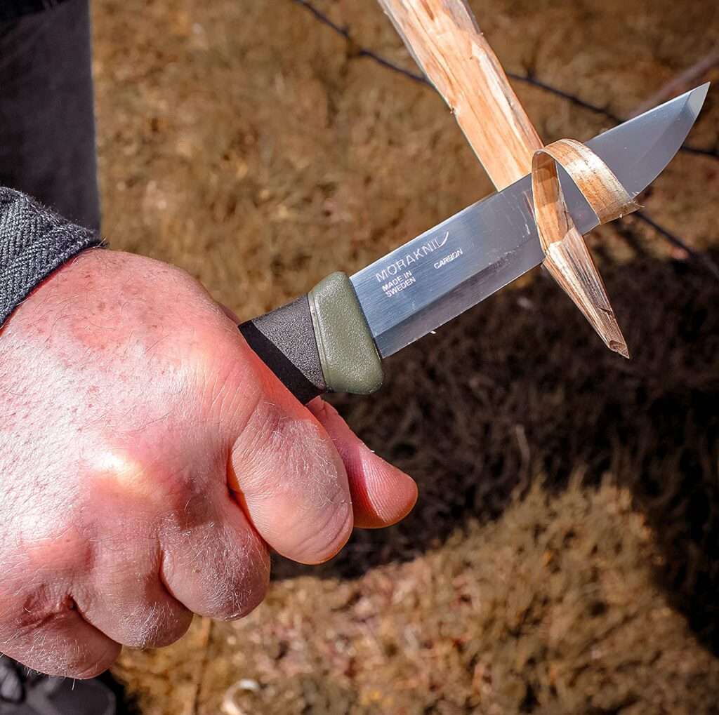 cuchillo mora afilando madera